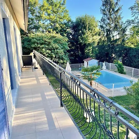 Dans Avec Salle De Bain Et Piscine Privee